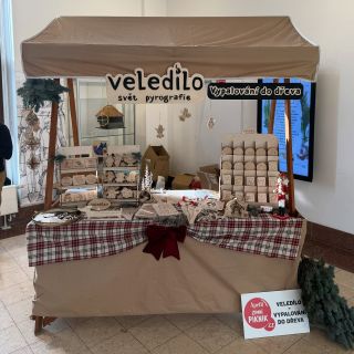 Stánek Veledílo na zimním Apetit pikniku 💙 Prodej dřevěných výrobků a workshop vypalování do dřeva❤️‍🔥